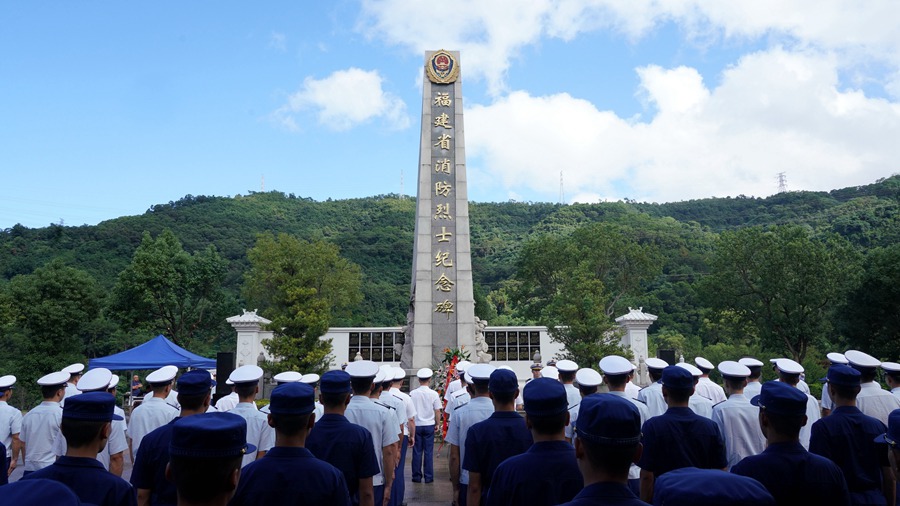 总队组织向福建消防烈士纪念碑敬献花篮仪式