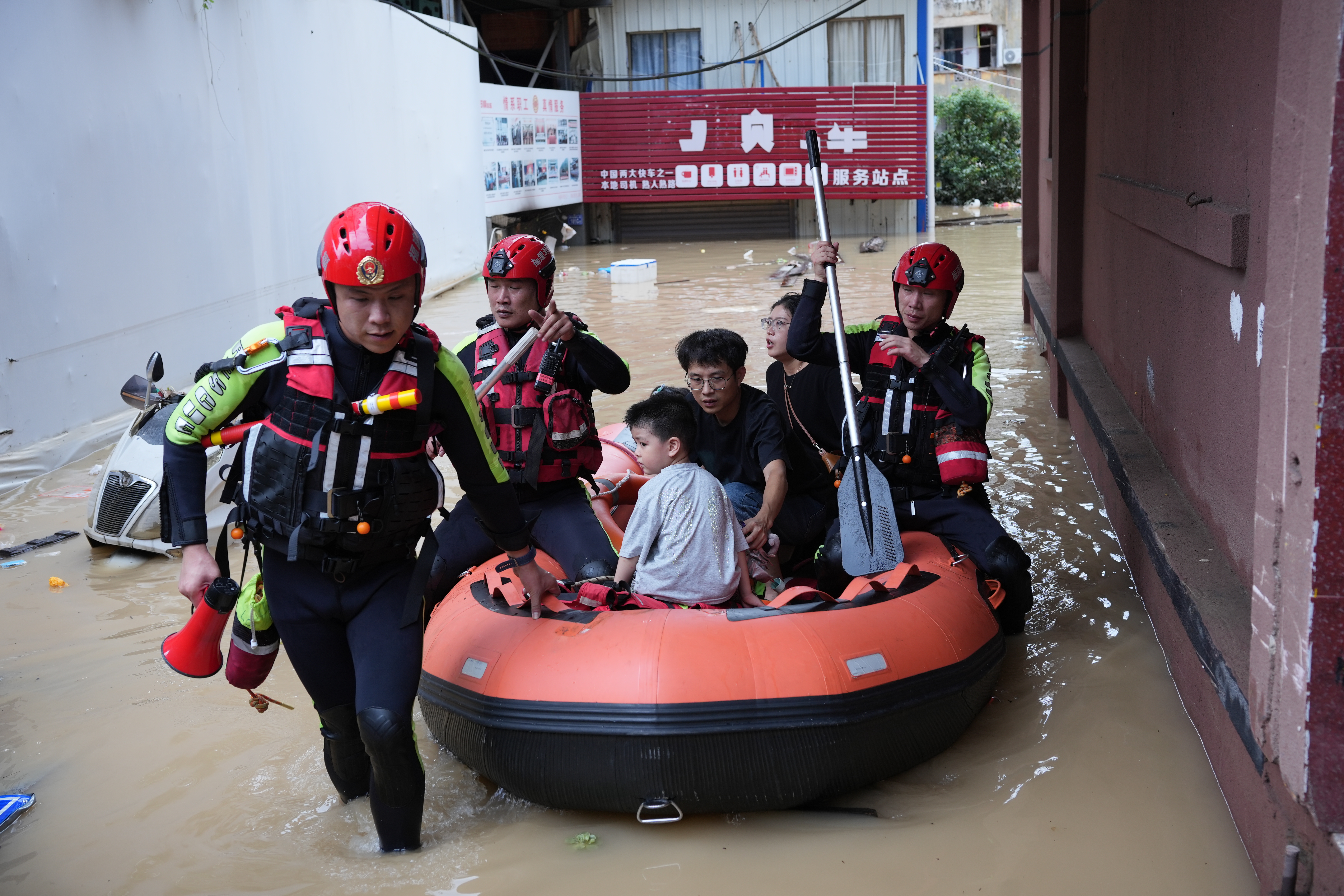 强降雨来袭 福建消防救援人员奋战在抢险救援一线